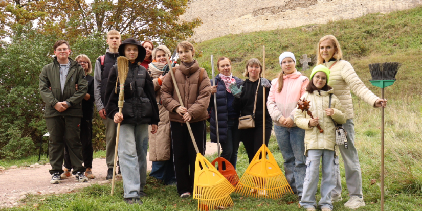 Ученики лицея привели в порядок тропу к Словенским ключам в Изборске - 2025-10-11 12:05:00 - 1