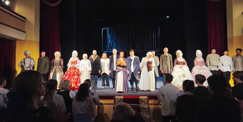 Великолукские актеры представили в Мичуринске спектакль «Капитанская дочка» - 2025-10-10 13:35:00 - 1