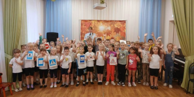 Игровую викторину провели полицейские для маленьких великолучан - 2025-10-14 09:35:00 - 1