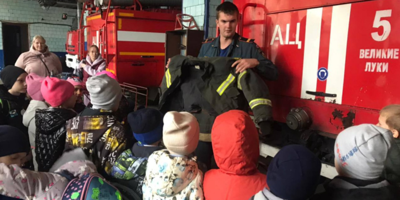 Великолукские школьники побывали в гостях у пожарных - 2025-10-16 09:05:00 - 1