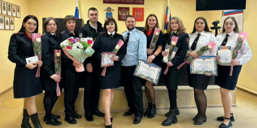 Дознавателей Великих Лук поздравили с праздником - 2025-10-16 14:35:00 - 1