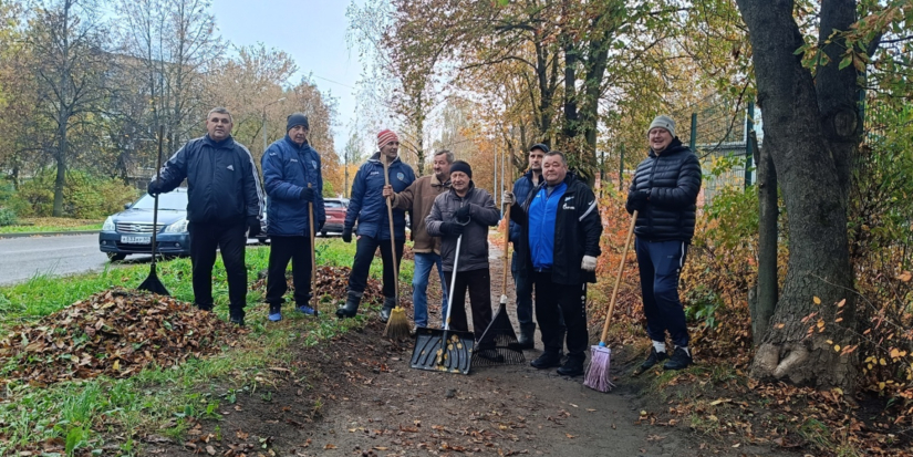 В Великих Луках продолжается осенний месячник по благоустройству - 2025-10-20 09:05:00 - 1