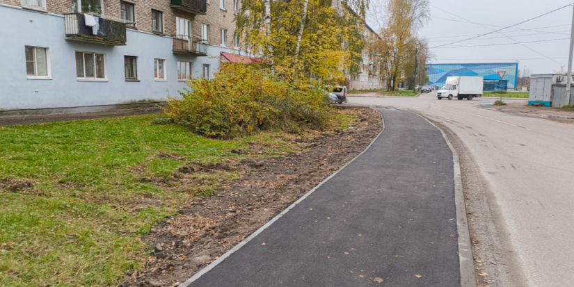 В Великих Луках продолжается благоустройство территорий - 2025-10-20 12:05:00 - 1