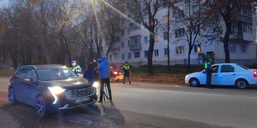В Великих Луках прошла акция по безопасности пешеходов - 2025-10-22 11:05:00 - 1