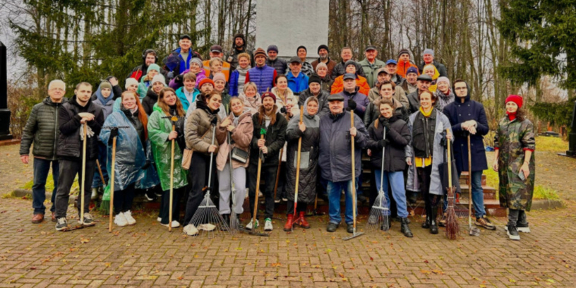 В Великих Луках прошёл субботник на Братском кладбище - 2025-10-27 12:35:00 - 1