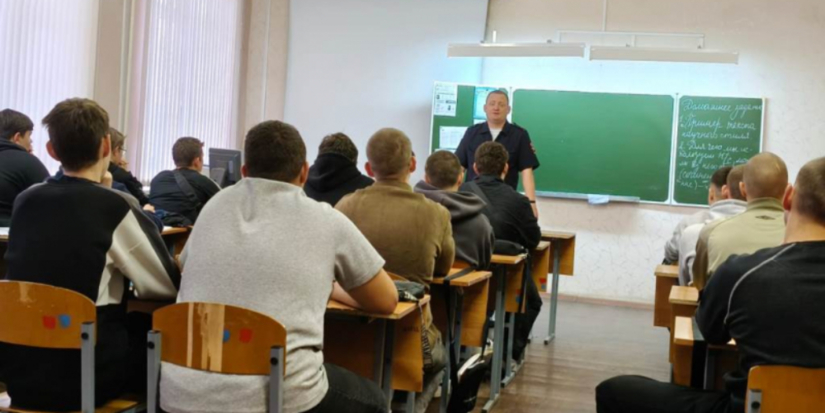 Студентам Великих Лук рассказали о работе в полиции - 2025-11-01 14:35:00 - 1