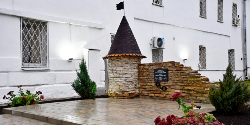 В псковском СИЗО открыли памятный знак в честь 220-летия со дня его основания - 2025-11-09 17:05:00 - 1