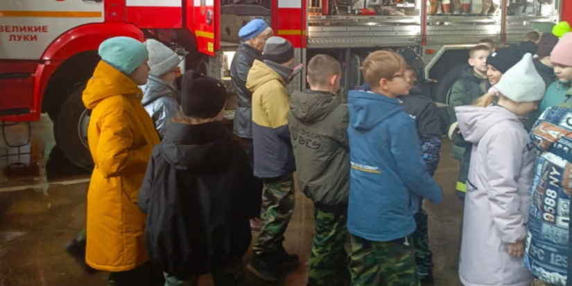 Великолукские пожарные позвали в гости юных кадетов - 2025-11-12 17:35:00 - 1