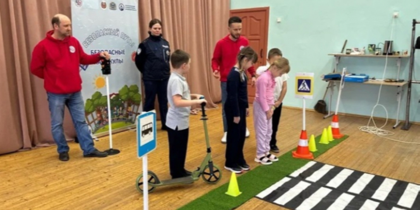 В Псковской области дорожные полицейские провели акцию «Безопасный путь» - 2025-11-16 14:05:00 - 1