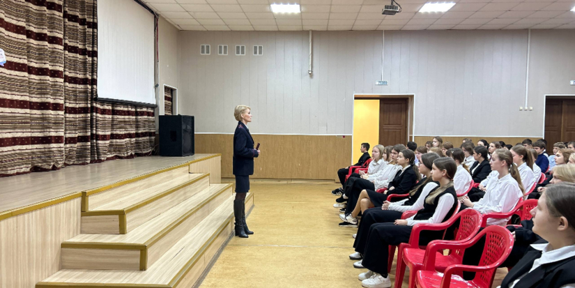 Великолукские лицеисты встретились в полицейскими - 2025-11-17 12:05:00 - 1