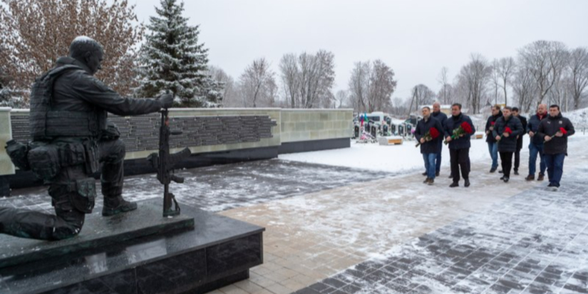 Память защитников Отечества почтили Михаил Ведерников и Владимир Делба - 2025-11-19 12:35:00 - 1
