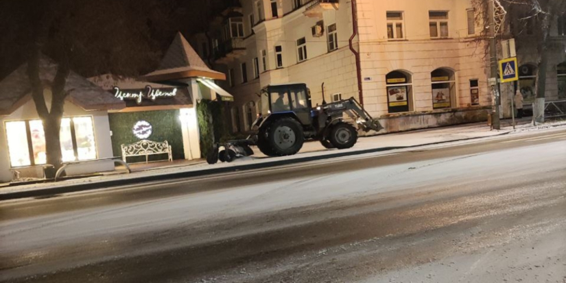 Великолукские улицы обрабатывают противогололёдными средствами - 2025-11-19 12:05:00 - 1