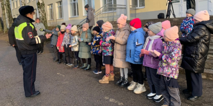 «Шагающий автобус» прошел по улицам Великих Лук - 2025-11-20 16:35:00 - 1