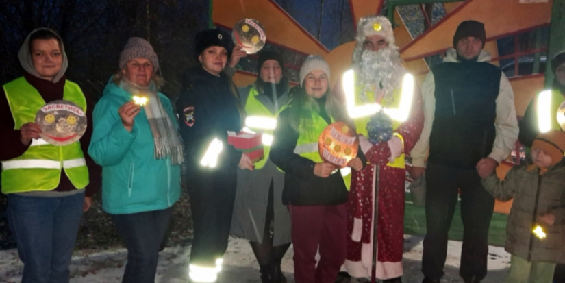 В Дно прошел родительский дорожный патруль с Дедом Морозом - 2025-11-23 14:05:00 - 1