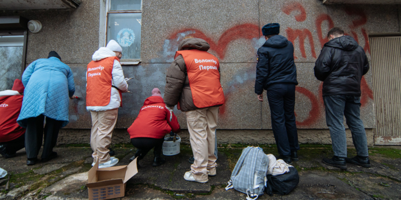 Молодые великолучане закрасили незаконные надписи - 2025-11-21 16:11:00 - 1