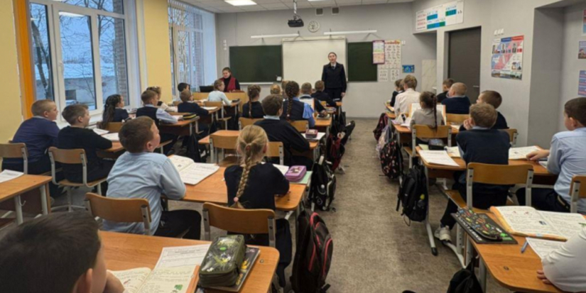 В рамках акции «Засветись!» полицейские встретились с великолукскими школьниками - 2025-11-26 13:35:00 - 1