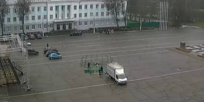 В Великих Луках на площади Ленина начали собирать елку - 2025-12-01 11:05:00 - 1