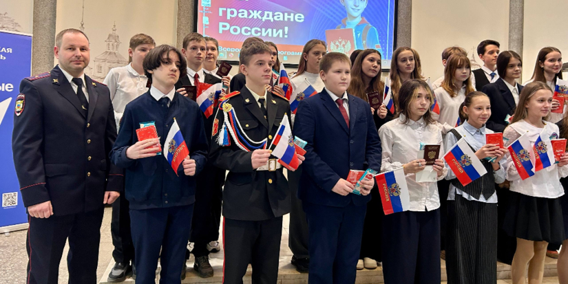 Великолучанам вручили паспорта - 2025-12-15 10:05:00 - 1