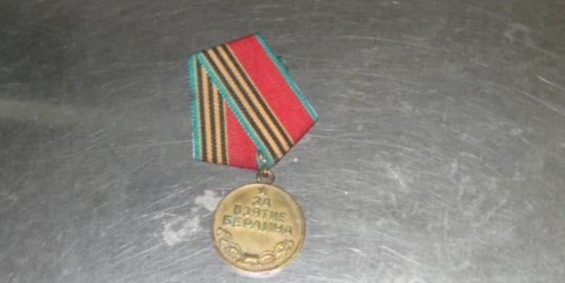 Государственные награды не позволили вывезти из России псковские таможенники - 2025-12-17 10:35:00 - 1