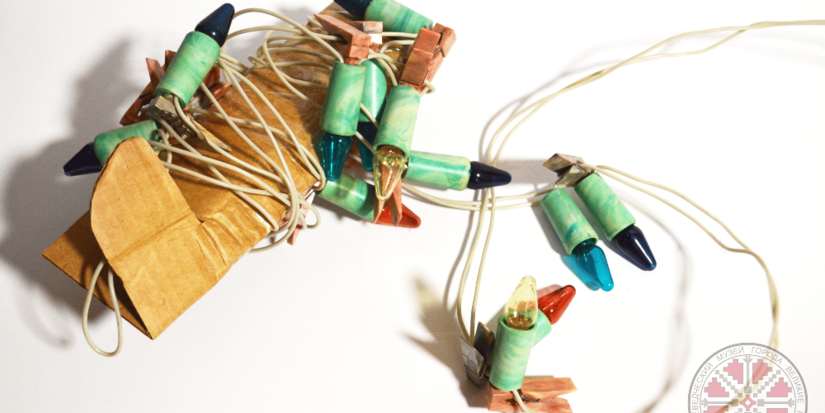 Новогодние гирлянды пополнили коллекцию великолукского музея - 2025-12-18 13:35:00 - 1