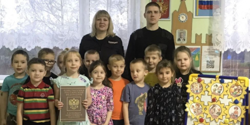 Полицейские посетили детский сад в Дедовичах - 2025-12-22 12:35:00 - 1