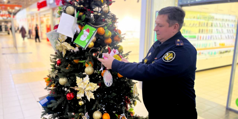Начальник великолукского ИЦ-1 присоединился к акции «Ёлка желаний» - 2025-12-25 16:35:00 - 1