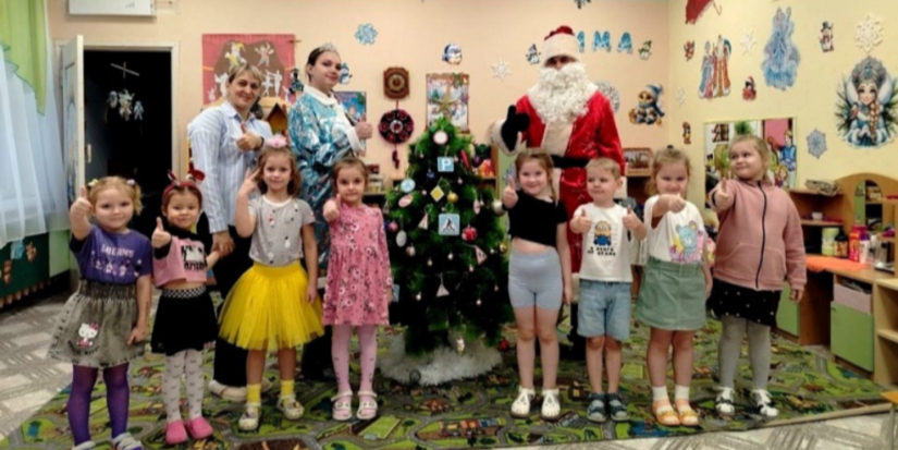 Акцию «Полицейский Дед Мороз» поддержали в Дедовичах - 2025-12-26 08:05:00 - 1