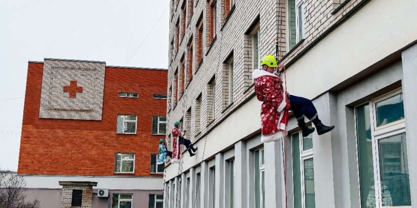 «Десант Дедов Морозов» высадился в Пскове - 2025-12-26 10:35:00 - 1