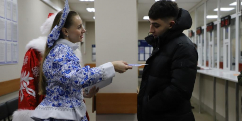 В Пскове водителей поздравил Полицейский Дед Мороз - 2026-01-04 11:05:00 - 1