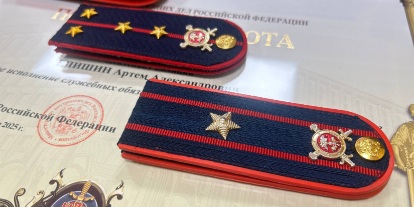 Великолукским полицейским вручили награды - 2026-01-16 17:35:00 - 1