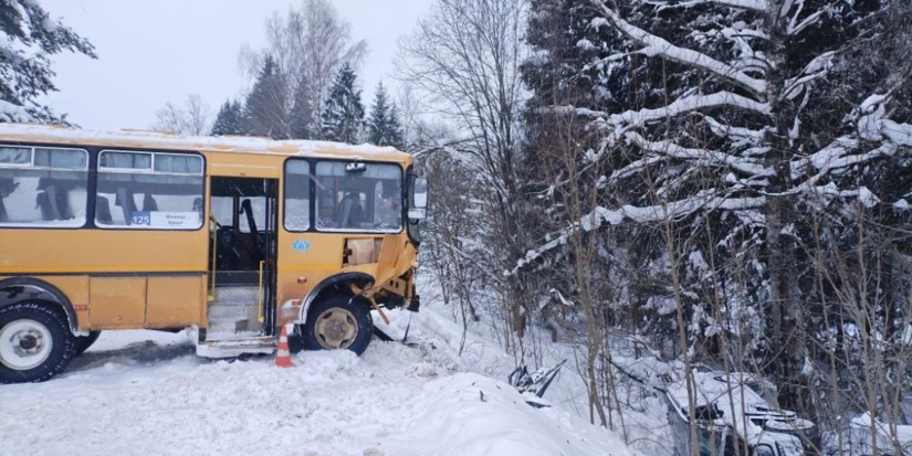 Внедорожник врезался в автобус в Куньинском районе - 2026-01-28 13:35:00 - 1