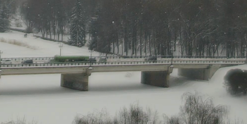 Автобус и легковушка столкнулись на центральном мосту в Великих Луках - 2026-02-12 12:25:00 - 1