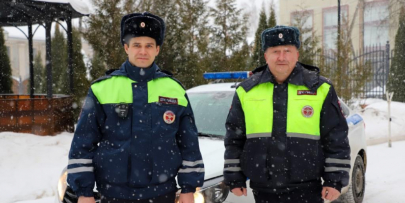 В Пскове полицейские потушили горящий дом и спасли его хозяйку - 2026-02-16 12:35:00 - 1