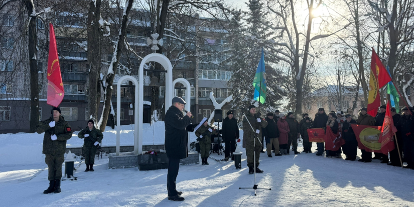 Митинг к годовщине вывода советских войск из Афганистана прошел в Великих Луках - 2026-02-16 14:35:00 - 1