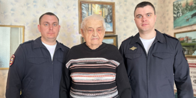 Великолукские полицейские поздравили ветерана ведомства Василия Фомина - 2026-02-28 13:05:00 - 1