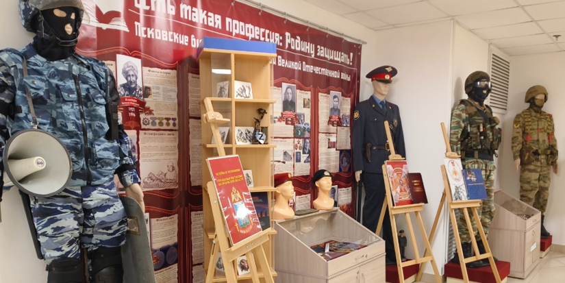 В Псковской областной библиотеке им. Курбатова открылась экспозиция Росгвардии - 2026-03-01 12:05:00 - 1