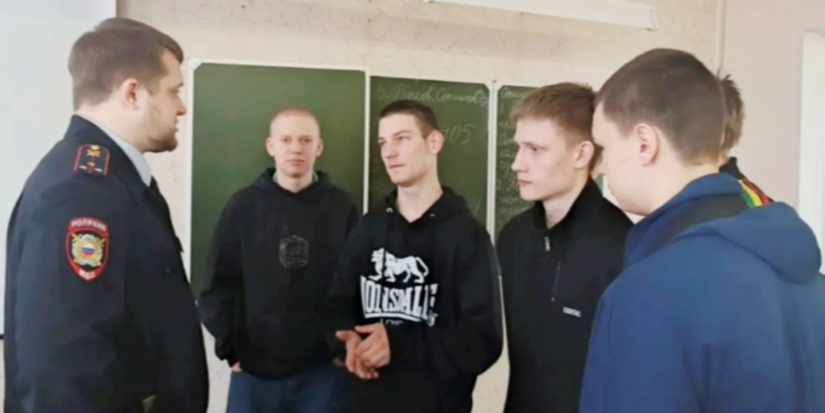 Полицейский провел беседу с учащимися Великолукского политехнического колледжа - 2026-03-03 12:05:00 - 1