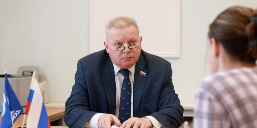 Приём граждан провёл вице-спикер Игорь Дитрих - 2026-03-08 09:05:00 - 1