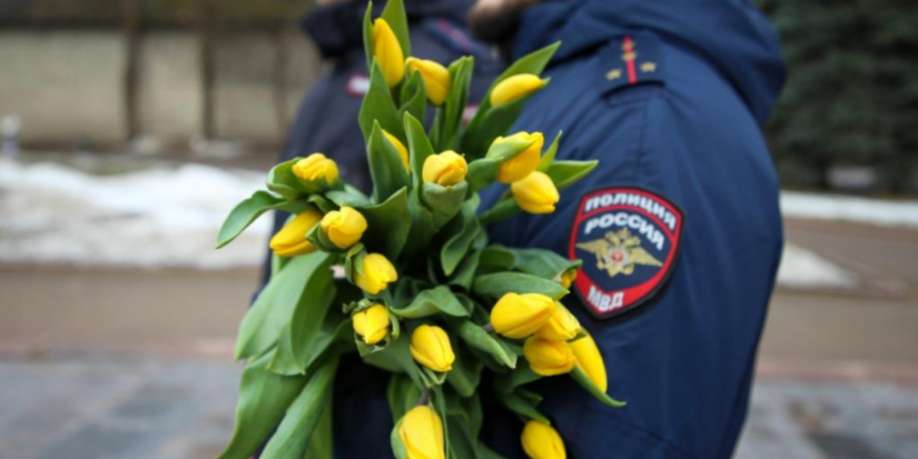 Полицейские поздравили псковичек с наступающим 8 Марта - 2026-03-06 15:35:00 - 1