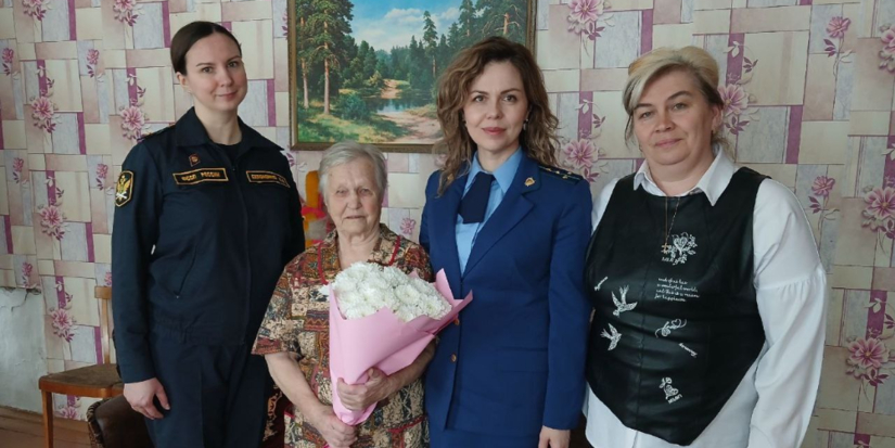 Приставы поздравили труженицу тыла с праздником - 2026-03-09 18:05:00 - 1