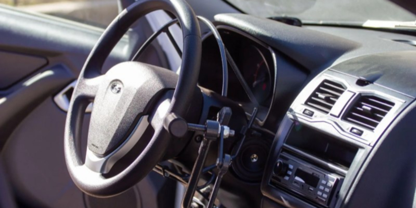 В Великих Луках появилась техника для обучения ручному управлению автомобилем - 2026-04-06 10:35:00 - 1