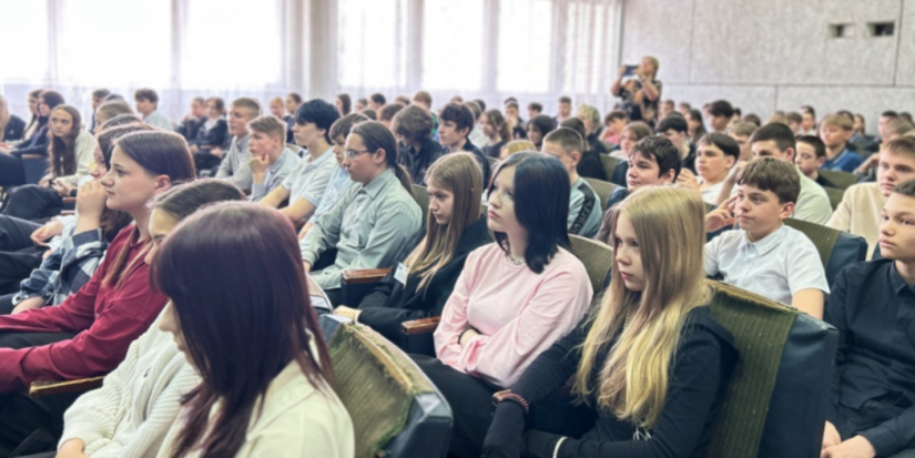 В Великих Луках полицейские встретились со школьниками - 2026-04-10 17:05:00 - 1