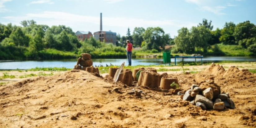 В Великих Луках устраняют дефекты на ранее благоустроенном пляже - 2026-04-13 15:35:00 - 1