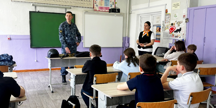 Сотрудники ИК-6 провели урок Мужества для пятиклассников - 2026-05-10 11:05:00 - 1