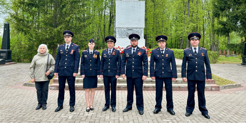 Великолукские полицейские почтили память героев - 2026-05-08 16:35:00 - 1
