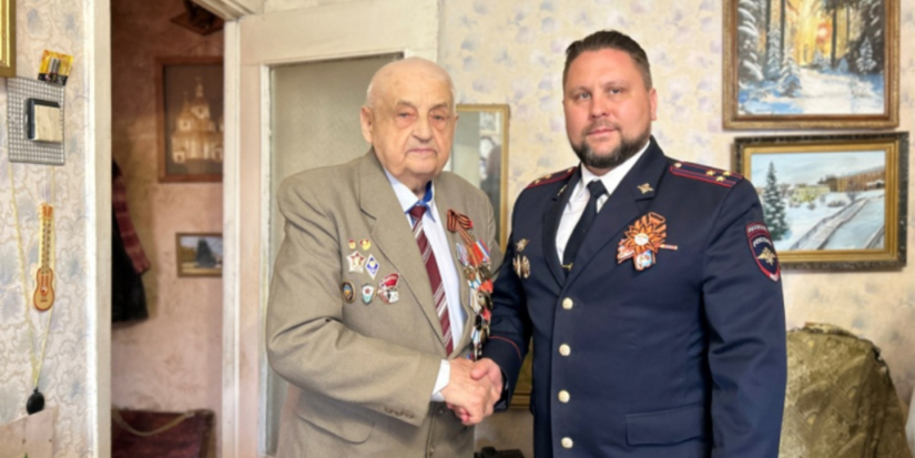 Великолукские полицейские посетили ветеранов - 2026-05-12 10:05:00 - 1
