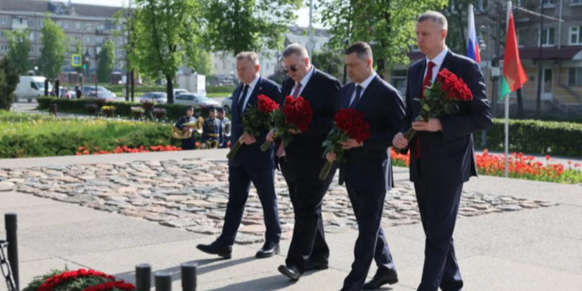 Торжественное мероприятие прошло у Вечного огня в Пскове - 2026-05-19 12:35:00 - 1