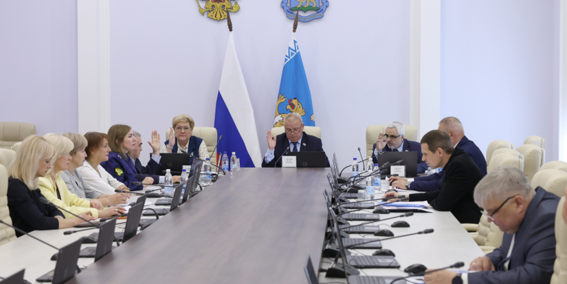 Комитет поддержал меры поддержки педагогов и НКО - 2026-05-27 16:05:00 - 1