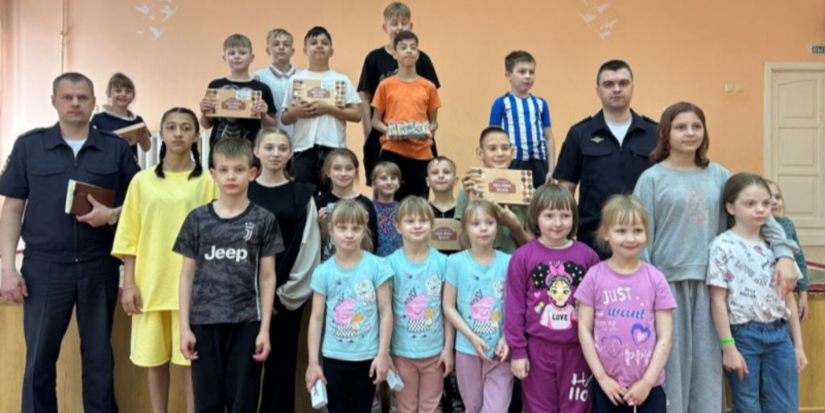 Великолукские полицейские поздравили детей с праздником - 2026-06-02 15:35:00 - 1