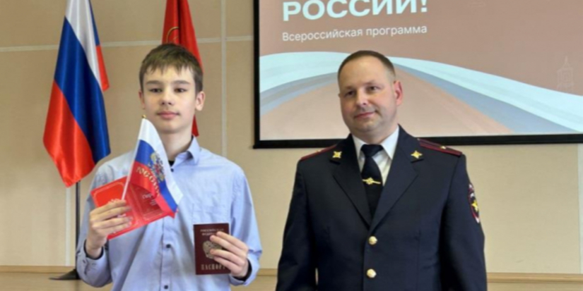 Юным великолучанам вручили паспорта - 2026-06-15 10:35:00 - 1